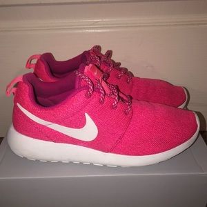 S-7 HOT PINK NIKE SHOES SIZE